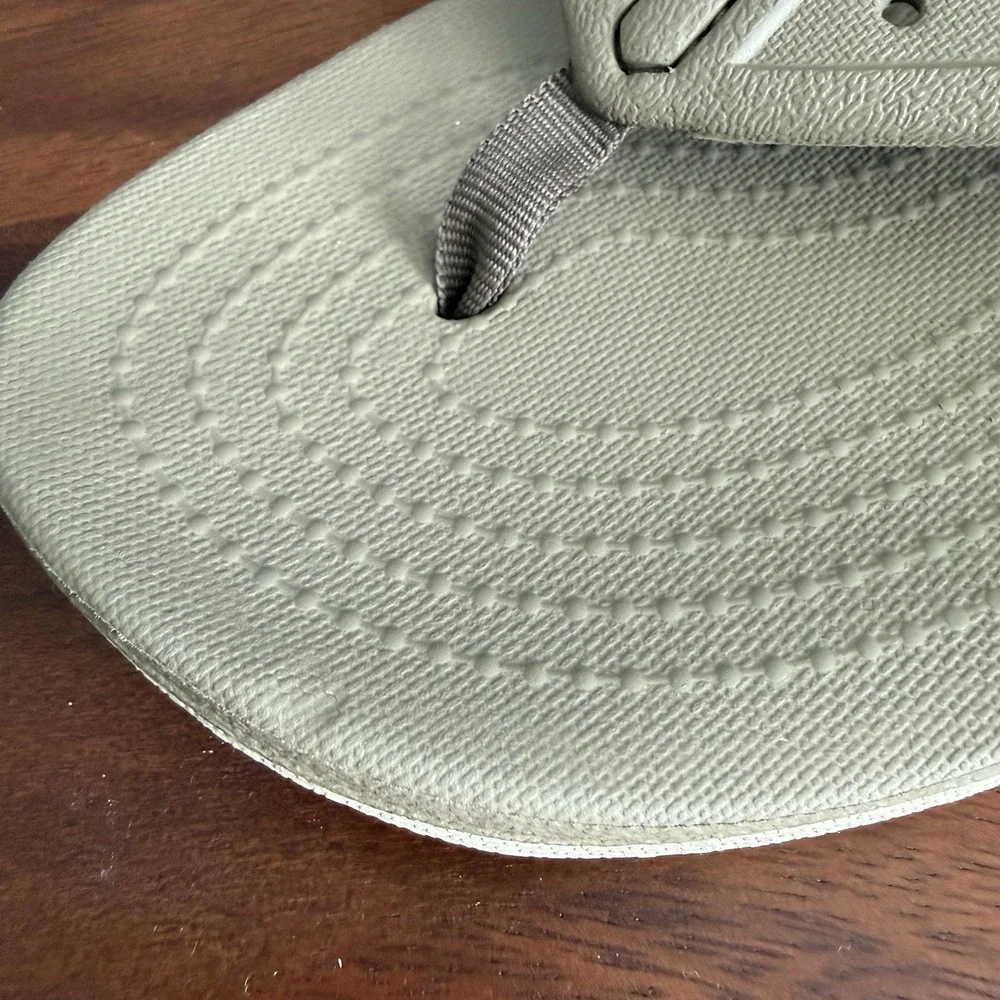 Crocs Swiftwater Deck Flip Flop Sandals Men's 8 Beige Khaki Iconic Comfort Thong